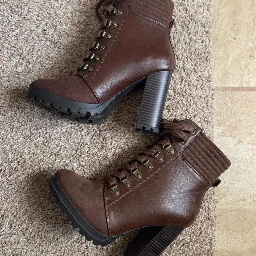 Women’s boots, never worn.